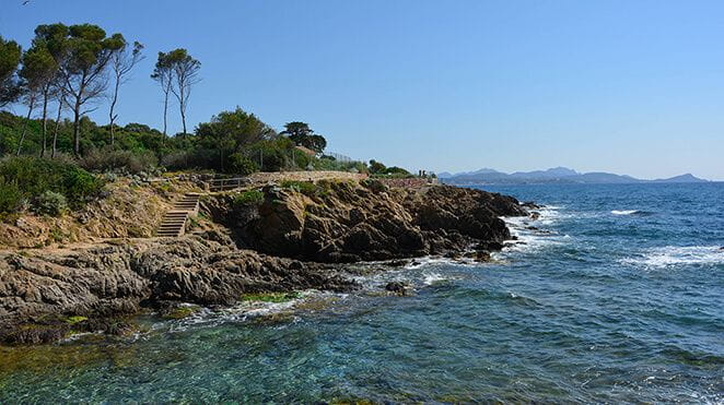 Colombier-region-terre-et-mer-bloc2-petite-littoral-sentier