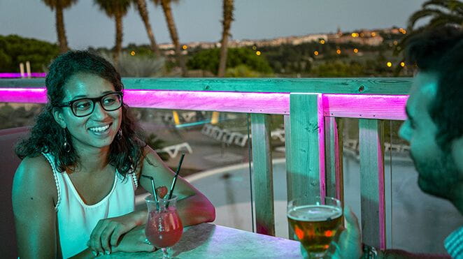Colombier-sejour-romantique-bloc3-petite-couple-cocktail